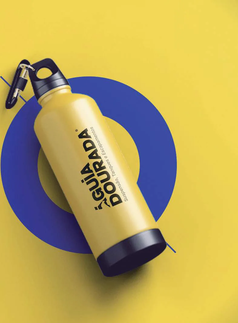 Garrafa amarela com assinatura Águia Dourada sobre fundo amarelo e azul.