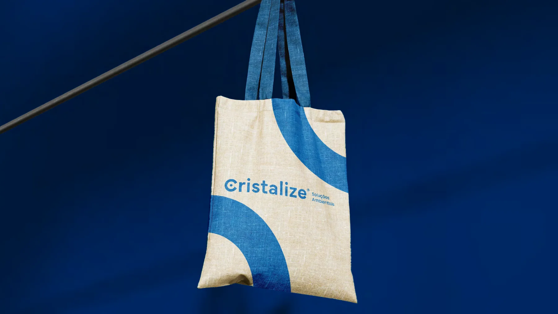 Ecobag com a assinatura Cristalize e elementos gráficos em azul.
