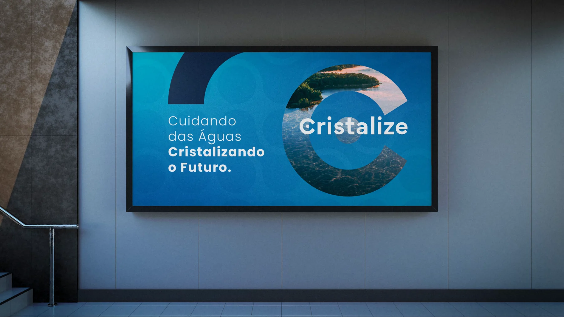 Painel da Cristalize com fotografia de água, símbolo circular e identidade em azul.